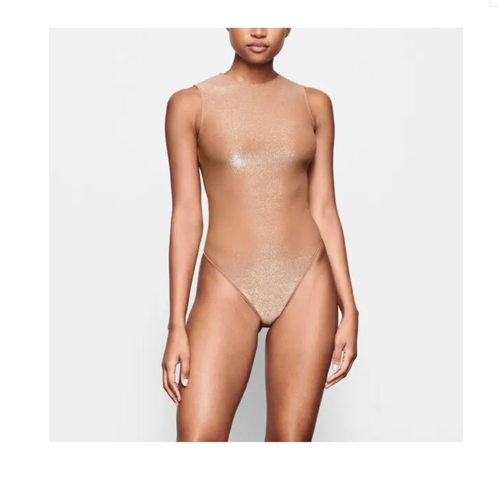 NWT SKIMS SHIMMER CREW NECK BODYSUIT 🤍